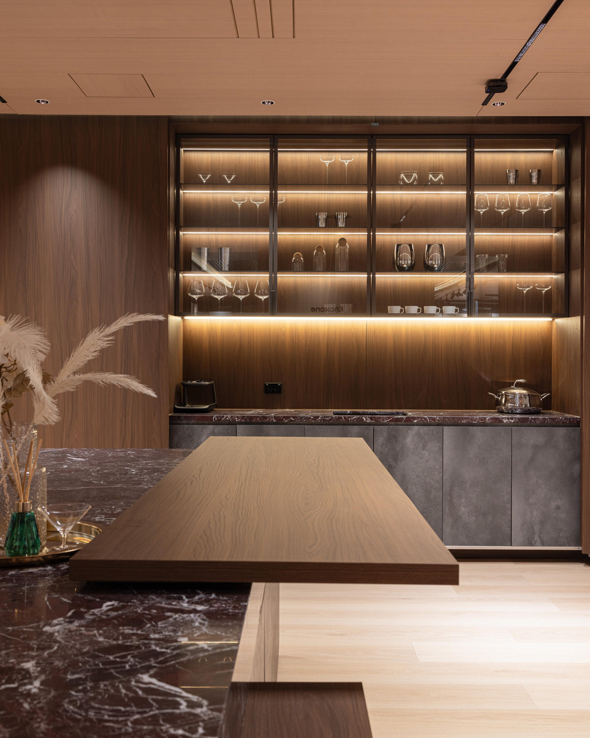 Four AeroAxis glass doors with integrated VOXAURA lighting in the Arden Kitchen